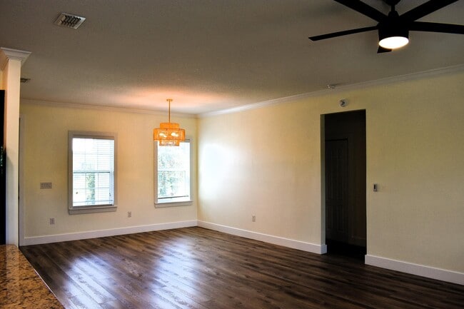 Building Photo - 1217 SW Marmore Ave