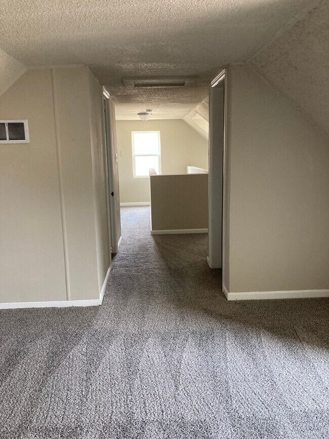 Building Photo - 3 Bedroom 2 Bathroom East Side Home