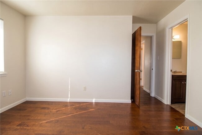 Building Photo - 2609 Live Oak Dr