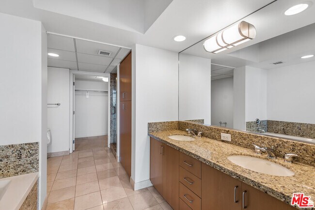 Building Photo - 13700 Marina Pointe Dr