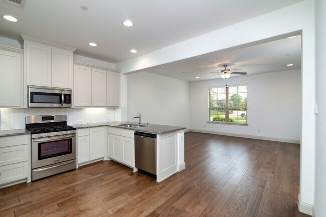 Building Photo - Beautiful 3 Bedroom Luxury Townhome, MCKIN...