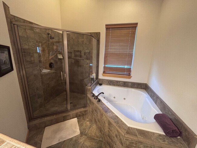 Building Photo - Truckee Ski Lease Available