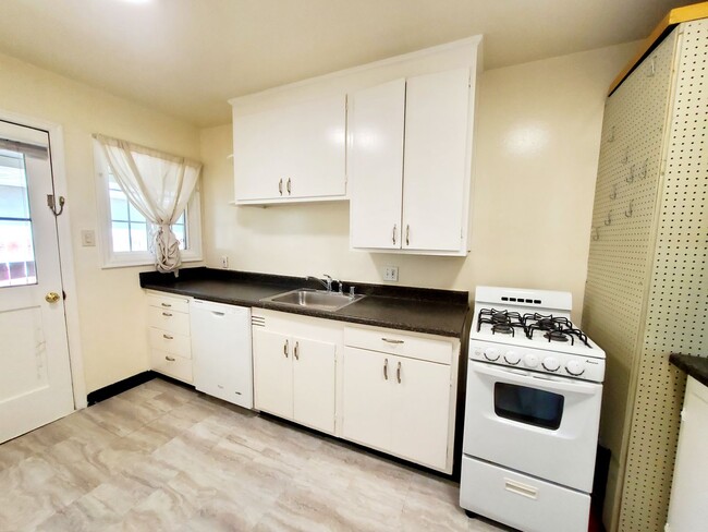 Building Photo - 1 bedroom apartment part of duplex in cent...