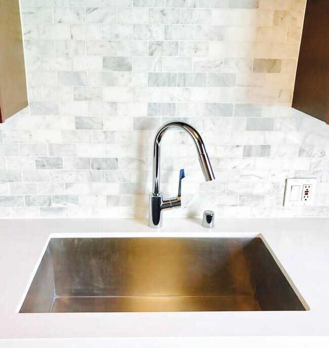 Building Photo - This upstairs 2 bed / 1 bath apartment in Echo Park is now available - Includes private parking a...