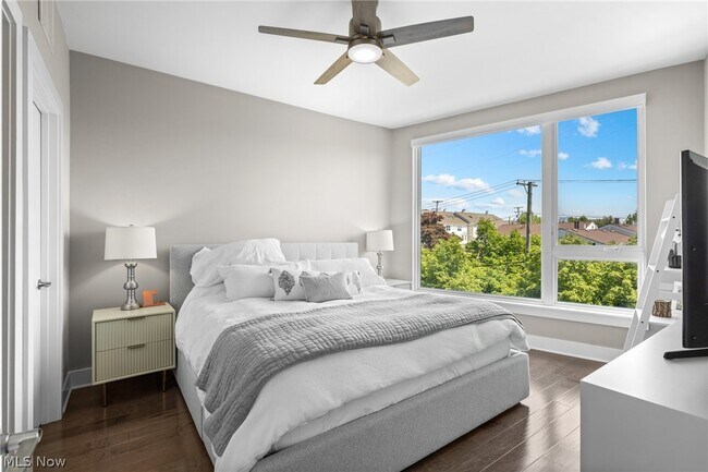 Building Photo - 1240 W 70th St