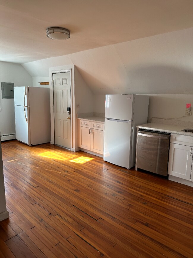 Building Photo - Renovated Beautiful 2BR Near Yale - Science Hill