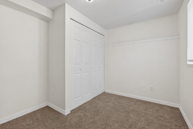 Building Photo - HUGE 6 bed 3 bath Home in Pocatello