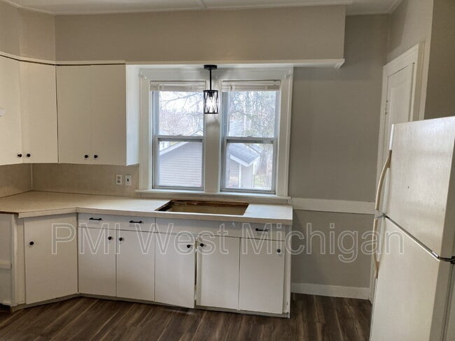 Building Photo - 337 Cedar St NE