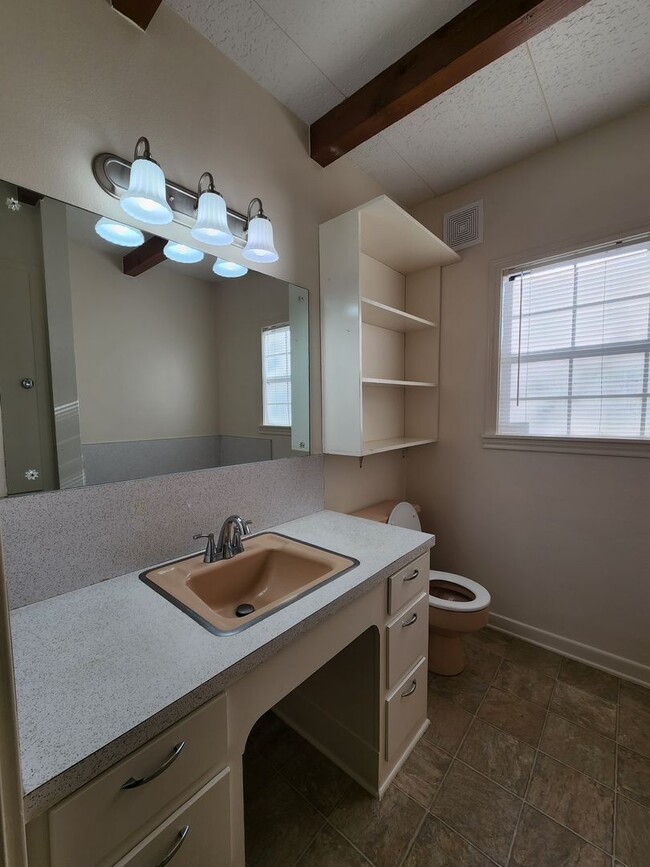 Building Photo - 1827 S Fredonia St