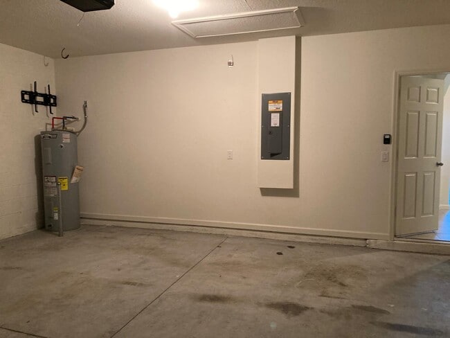 Building Photo - 863 Carlyle Ave