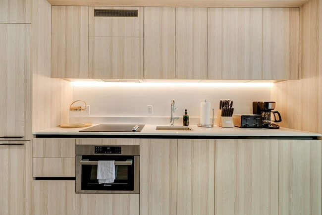 Building Photo - 225 N Miami Ave