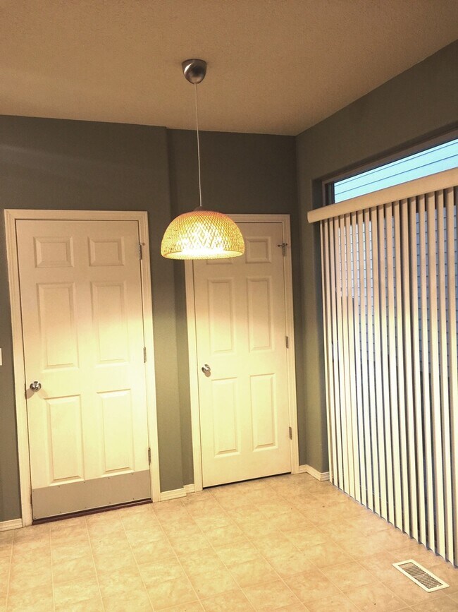 Building Photo - Spacious 3-Bedroom, 2.5-Bath Home in a Con...