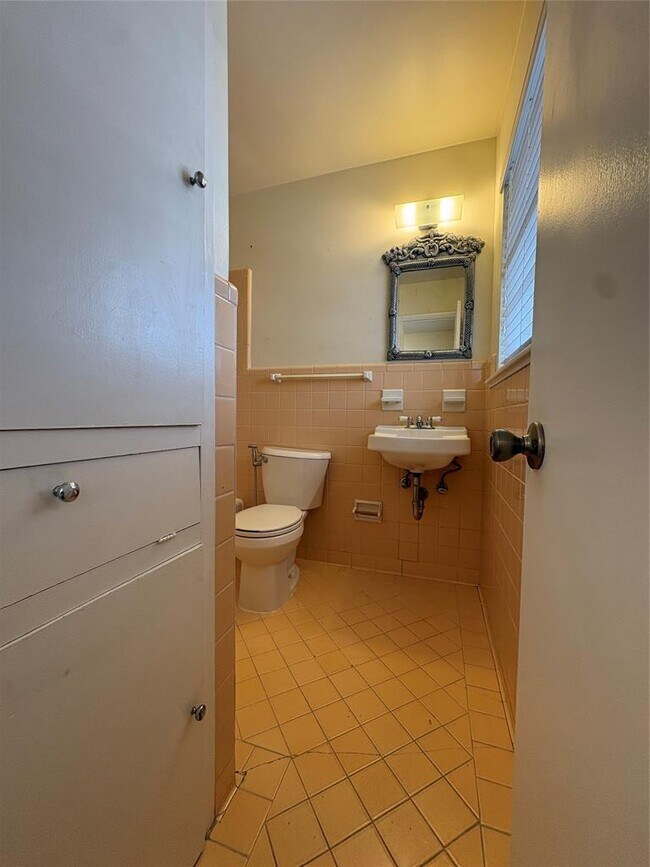 Building Photo - 1212 W 13th St