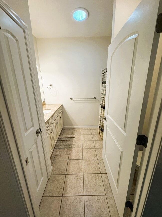 Building Photo - Comfortable One Level  Living
