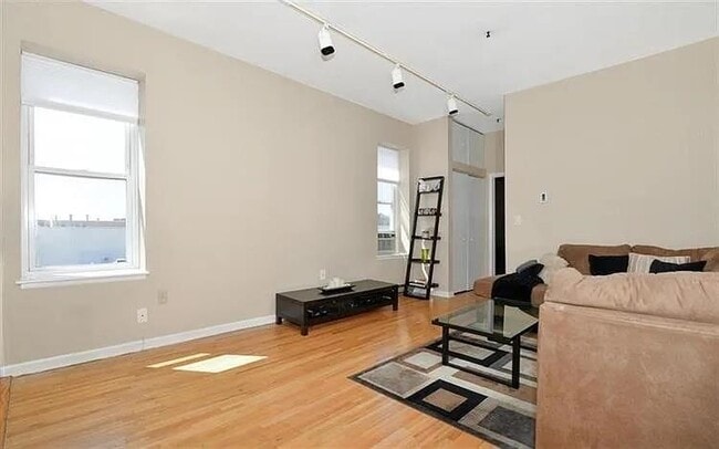 Building Photo - 533 Monroe St