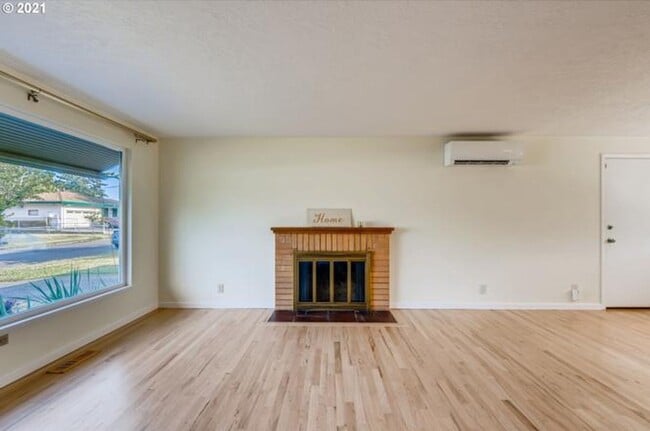 Building Photo - SE 3 Bed | 1 Bath | Expansive Backyard | P...