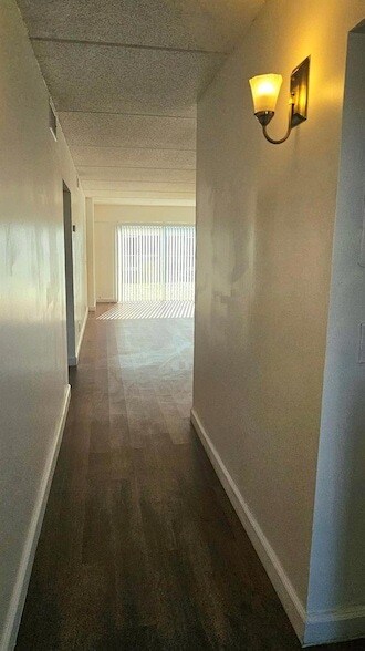 Building Photo - 1501 Crescent Cir