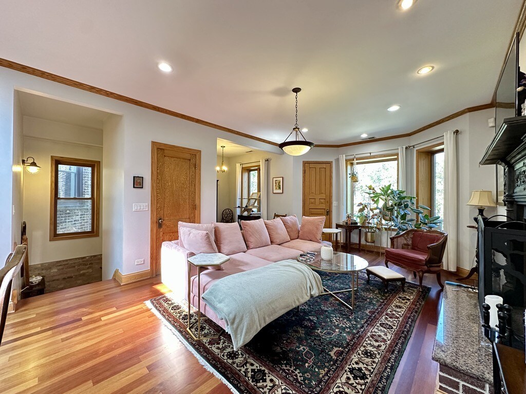 Building Photo - 1437 W Olive Ave