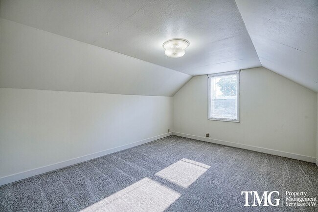 Building Photo - Adorable 3BD Home with Tons of Vintage Charm!