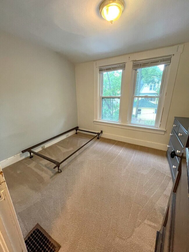 Building Photo - 117 E Davis Ave