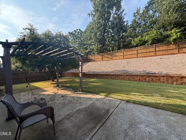 Building Photo - 504 Eno Dr