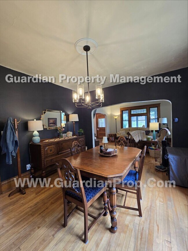 Building Photo - House Available Sep 1st, Move in special for Sep move-in! Updated Kitchen & Baths, Large Fenced Y...