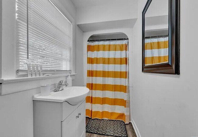 Building Photo - 4 bedroom 2 Bath - Available Now