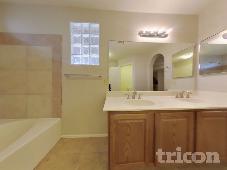 Building Photo - 4340 W Misty Willow Ln