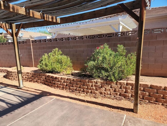 Building Photo - Gorgeous 3 Bedroom Home with Inviting Outd...