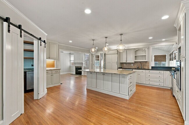 Building Photo - 2023 Galbraith Dr