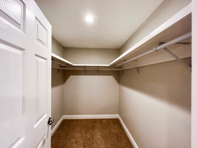 Building Photo - 1858 Oak Park Dr S