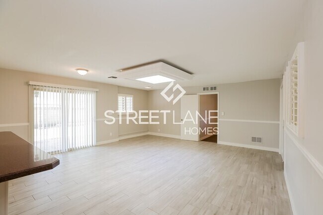 Building Photo - Spacious 4 bedroom home with a POOL in Pho...