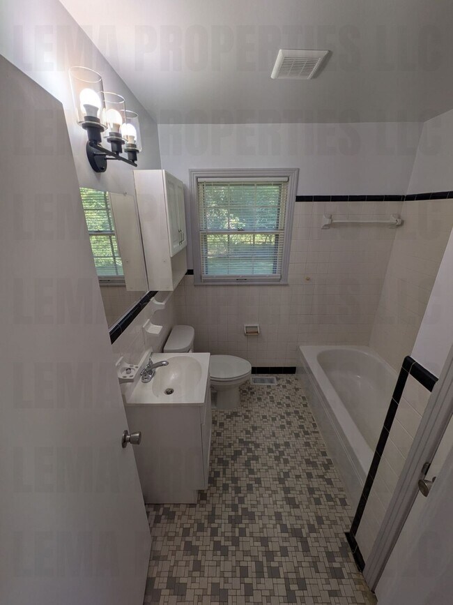 Building Photo - 4612 Daugette Dr NW