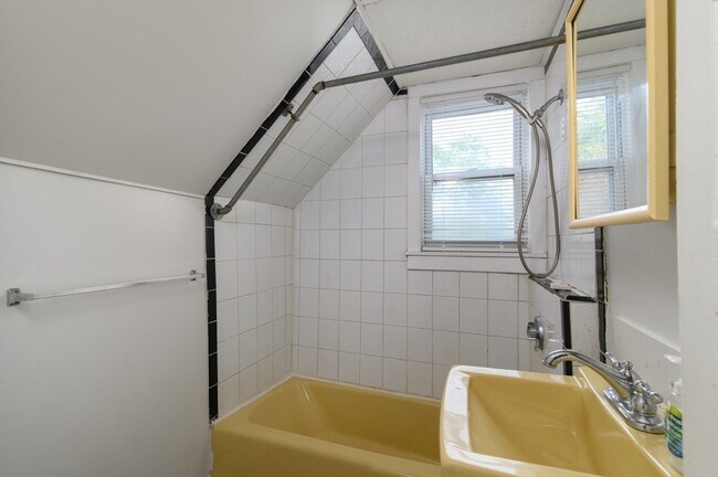 Building Photo - 69 Beacon Park