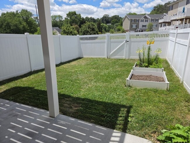 Building Photo - Townhouse for Rent in Crescent Ridge