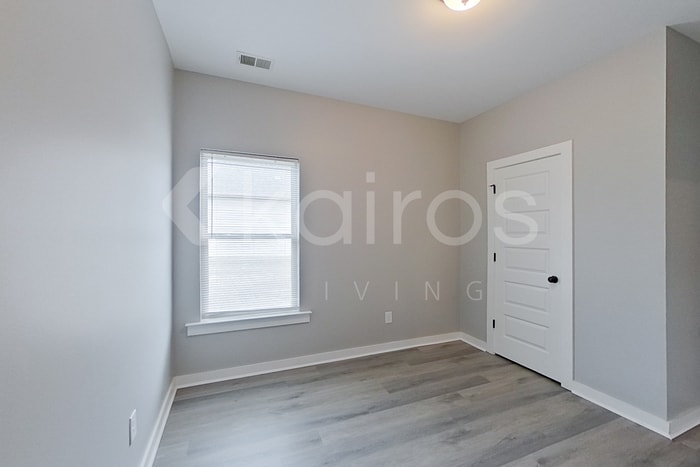 Building Photo - 180 White Oak Cir