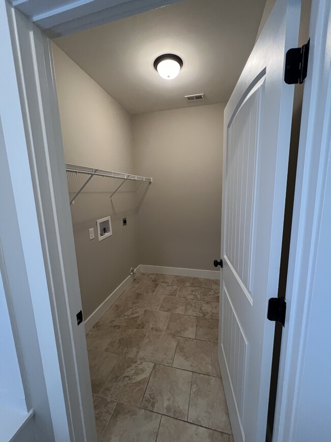 Building Photo - 5849 Longview Ln