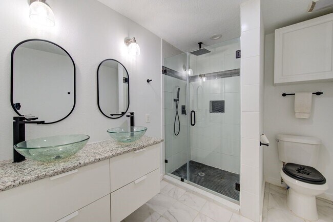 Building Photo - 5906 Hilary St