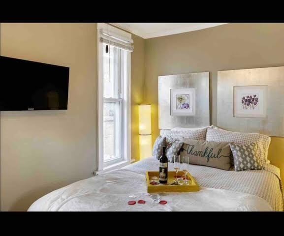 Building Photo - 3406 W Dickens Ave