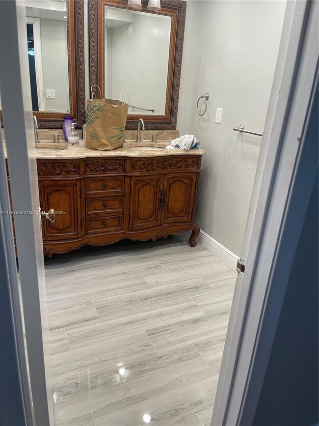 Building Photo - 6695 Racquet Club Dr