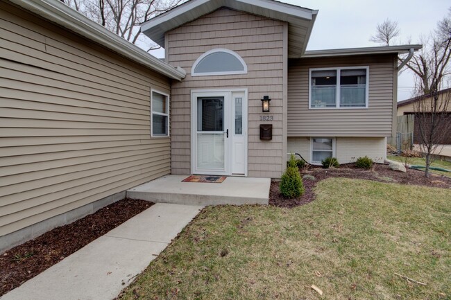 Building Photo - Beautifully updated 4 bed Bettendorf Home