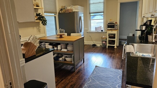 Building Photo - 1527 W Wellington Ave