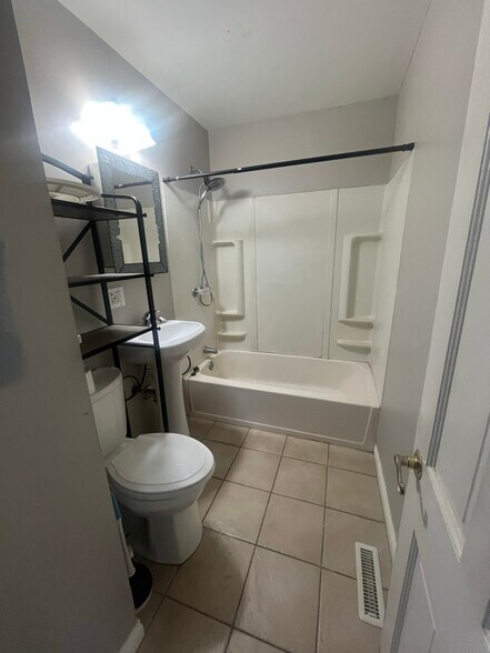 Building Photo - 511 N Sherwood Ave