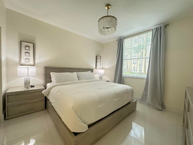 Building Photo - 630 S Sapodilla Ave