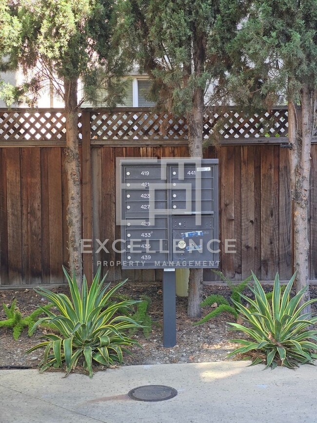 Building Photo - 3/3.5 Townhouse with 2 Car Garage, 2 Maste...