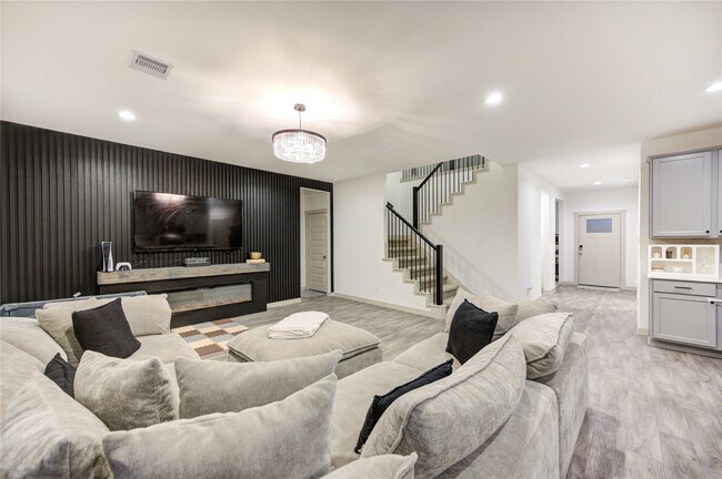 Building Photo - 6846 Dell Vista Drive