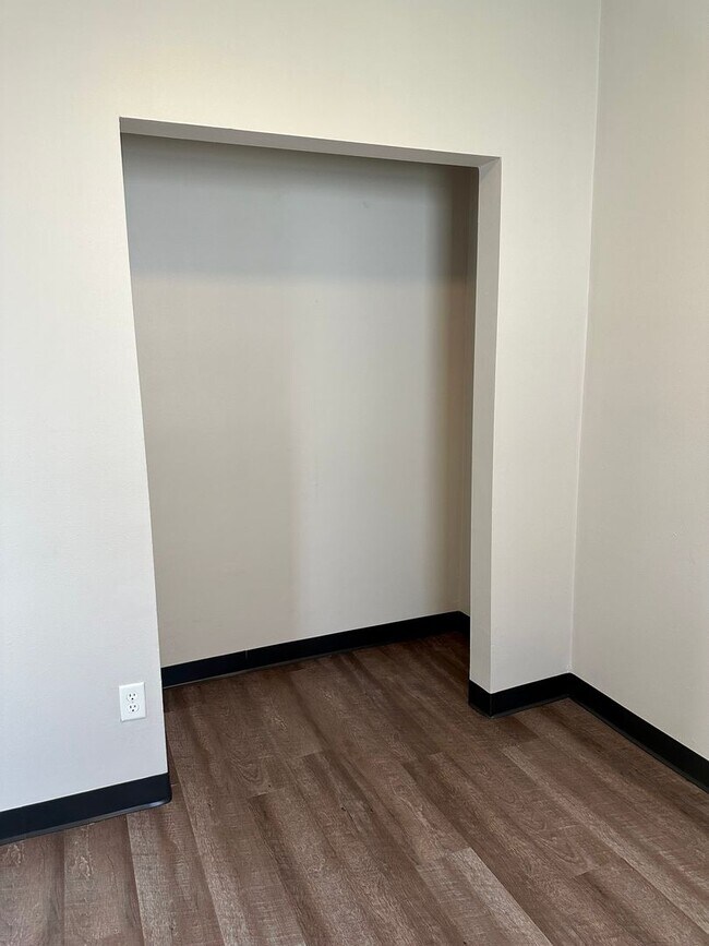 Building Photo - $1,175 | 1 Bedroom 1 Bath | Studio House | W&D | Fenced Yard | Central A/C