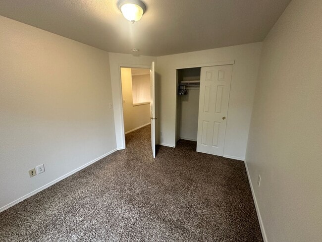 Building Photo - Convenient Beaverton Townhome!