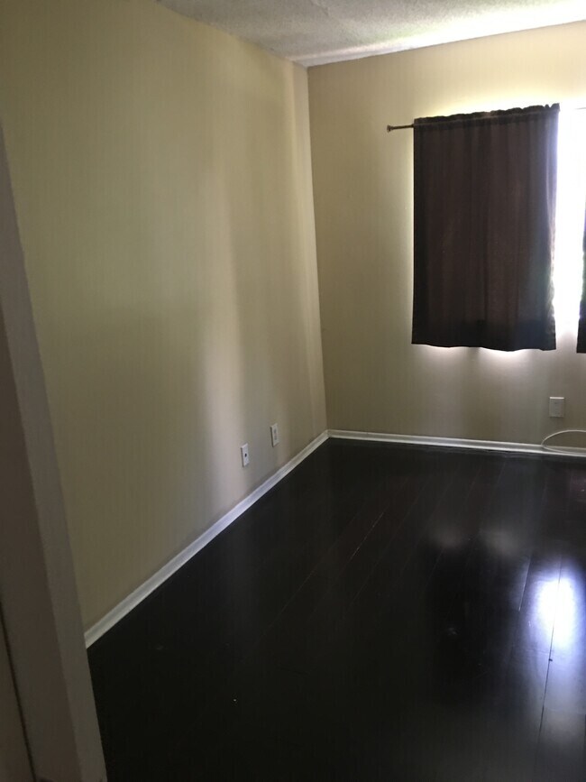 Building Photo - 303 Gardens Dr