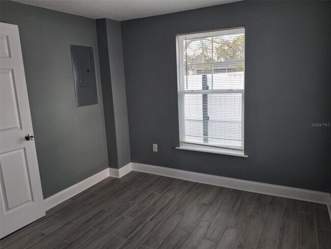 Building Photo - 825 3rd St